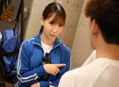 các chàng trai trong câu lạc bộ bóng đá thay phiên quan hệ với cô gái xinh