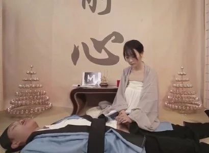 Nữ tu xinh đẹp giúp vị đạo sĩ bị thương