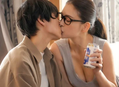 Anh chàng bị bạn gái cắm sừng được chị hàng xóm an ủi bằng những cử chỉ ấm áp