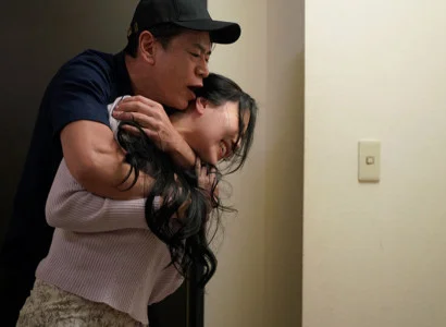 Nữ ca sĩ bị người hâm mộ giở trò đồi bại vì sức hút khó cưỡng