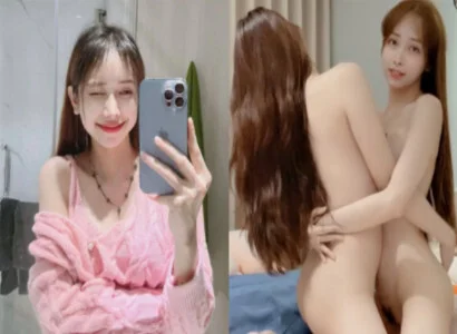 Chủ thể chính cùng cô bạn thân móc bím nhau trên nền tảng phát sóng trực tiếp