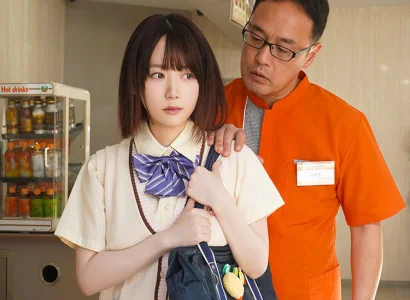 Người đàn ông quản lý xử lý em gái ăn cắp vặt tại cửa hàng