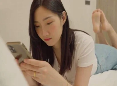 Cô vợ lén lút cùng anh nhân viên giao hàng