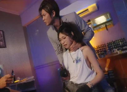 Cô chủ tiệm xăm xinh đẹp bị cưỡng hiếp tập thể bởi nhiều người